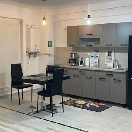 Chic Apartament Complex Inamstro Jászvásár Kültér fotó
