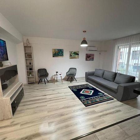 Chic Apartament Complex Inamstro Jászvásár Kültér fotó
