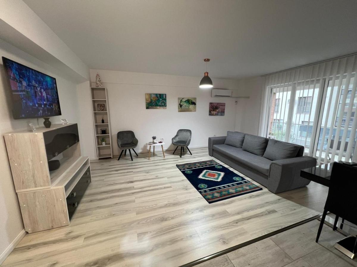 Chic Apartament Complex Inamstro Jászvásár Kültér fotó