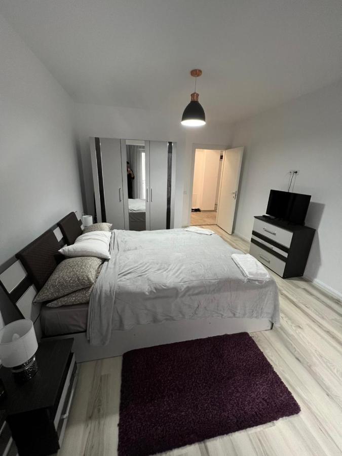 Chic Apartament Complex Inamstro Jászvásár Kültér fotó