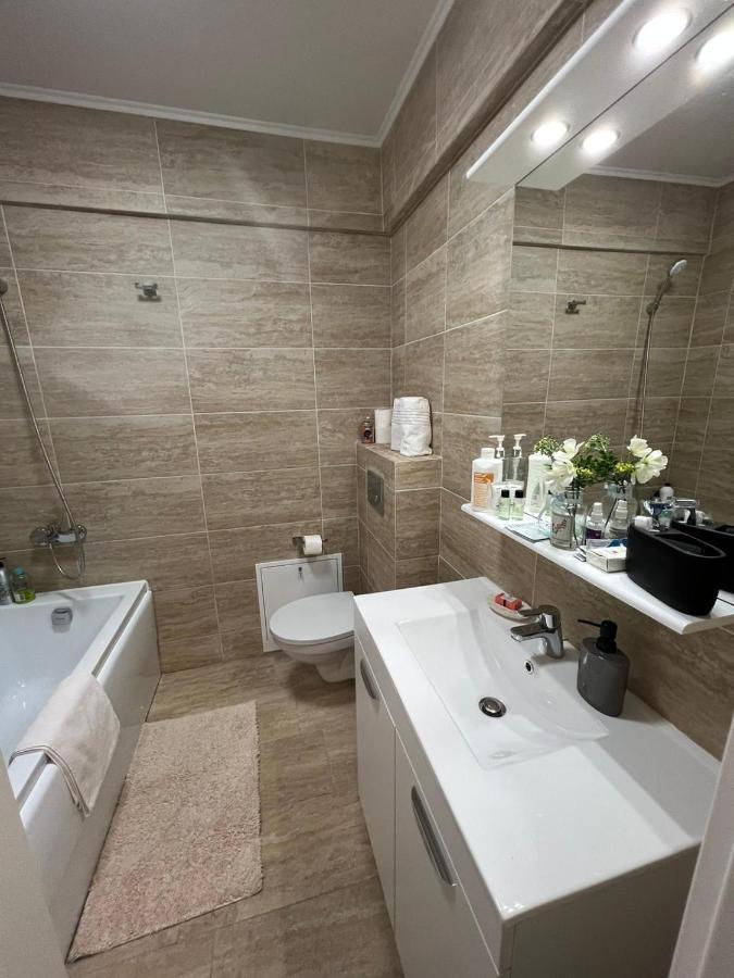 Chic Apartament Complex Inamstro Jászvásár Kültér fotó