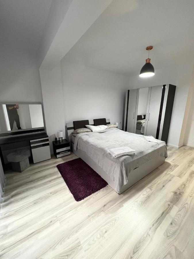 Chic Apartament Complex Inamstro Jászvásár Kültér fotó