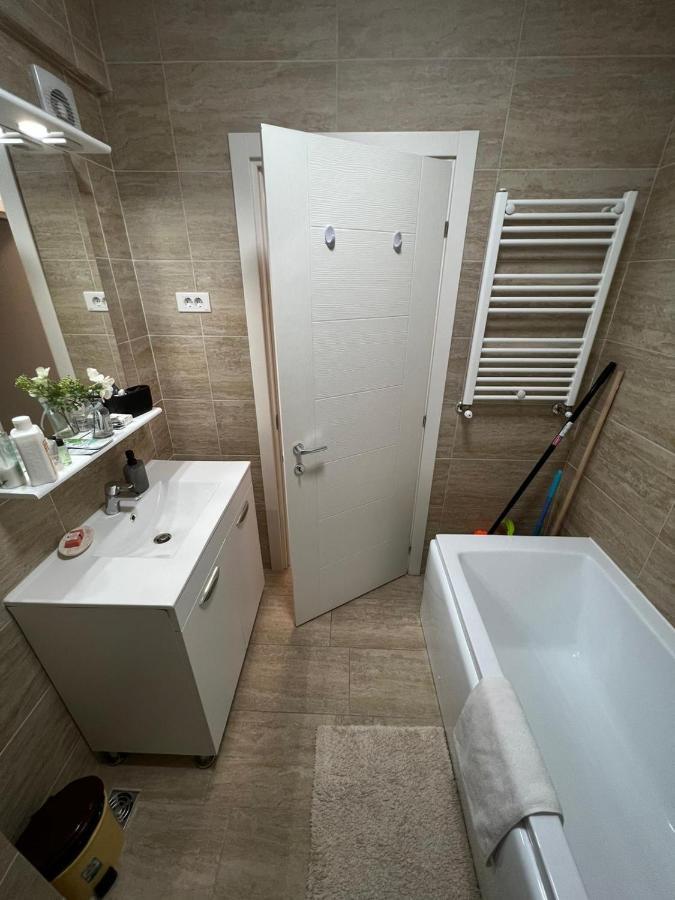 Chic Apartament Complex Inamstro Jászvásár Kültér fotó