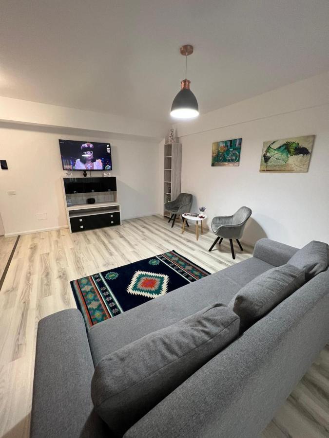 Chic Apartament Complex Inamstro Jászvásár Kültér fotó